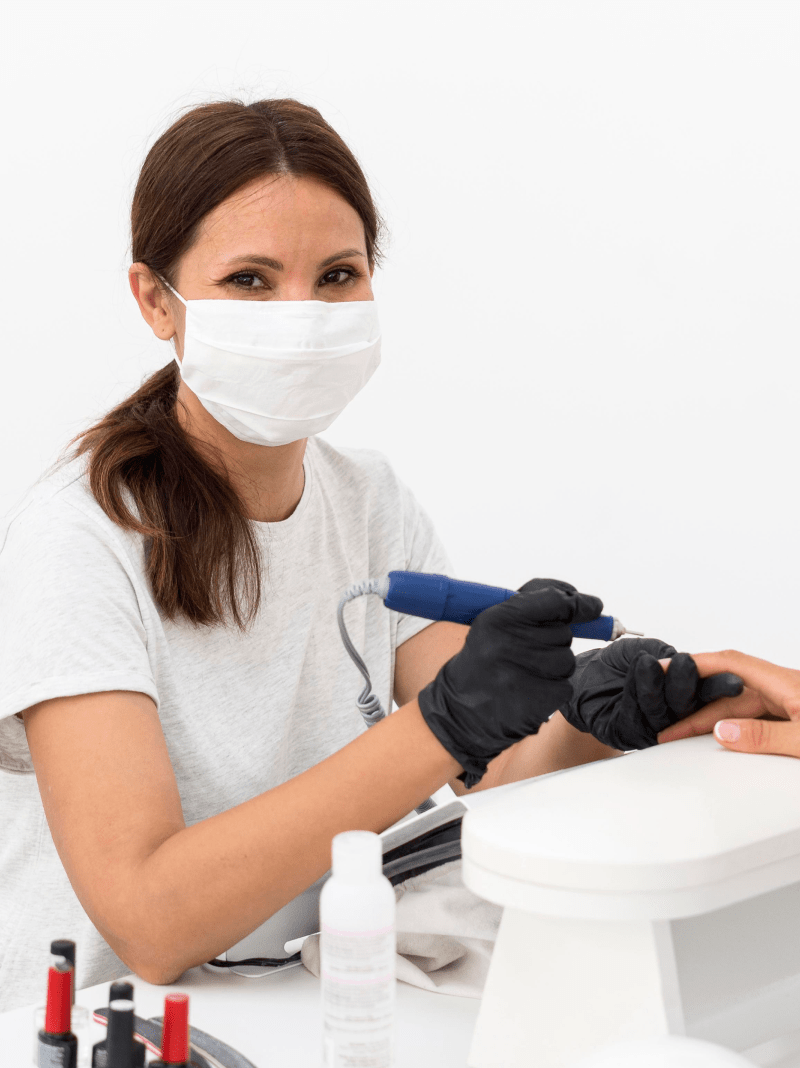 6bbd4038-worker-wearing-mask-nail-salon-1-min.png
